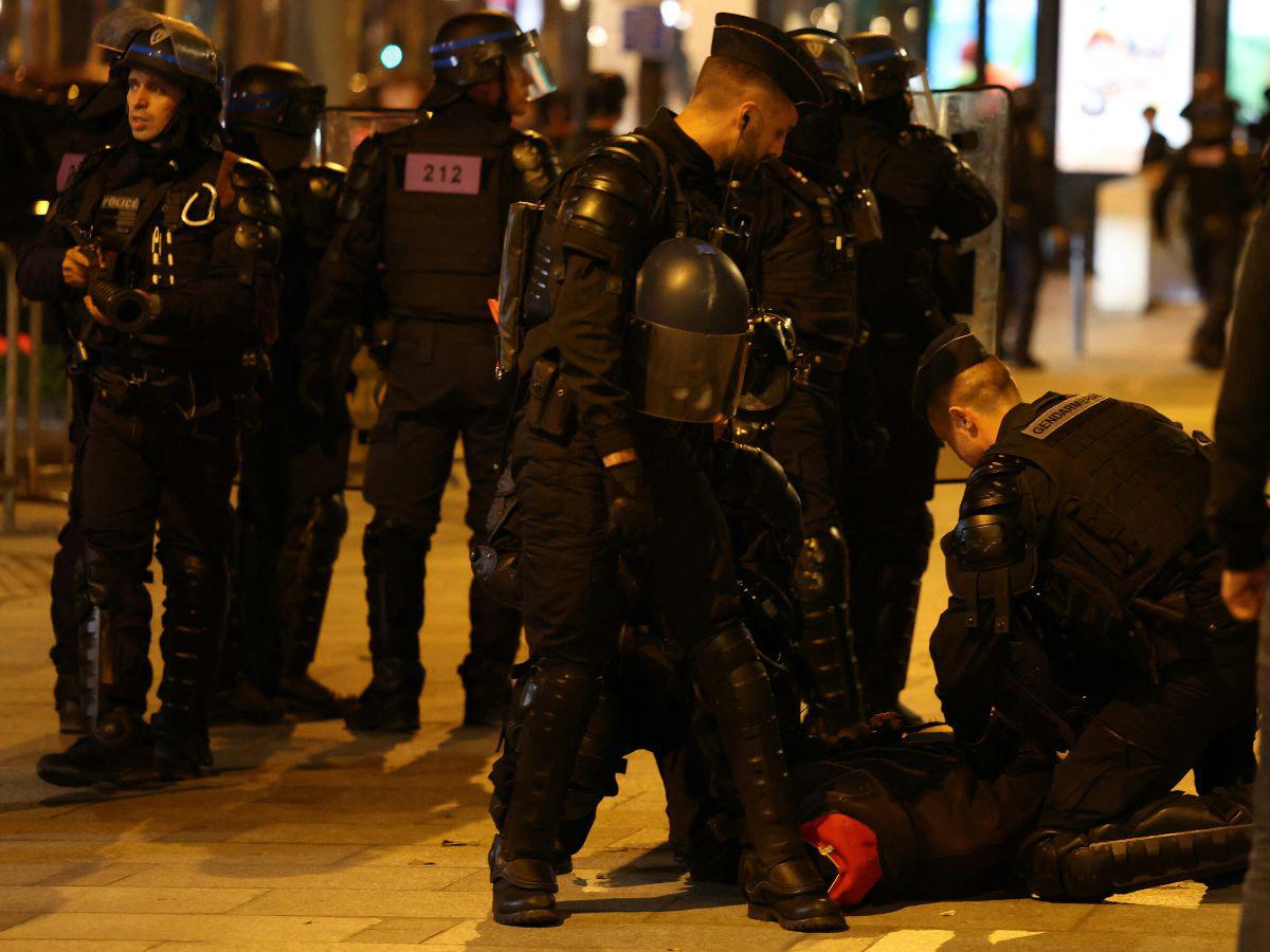 Videos muestran la violencia que se vive en Francia durante protestas