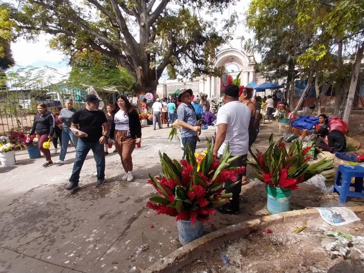 Con flores, globos y alfombras: capitalinos conmemoran el Día de Difuntos