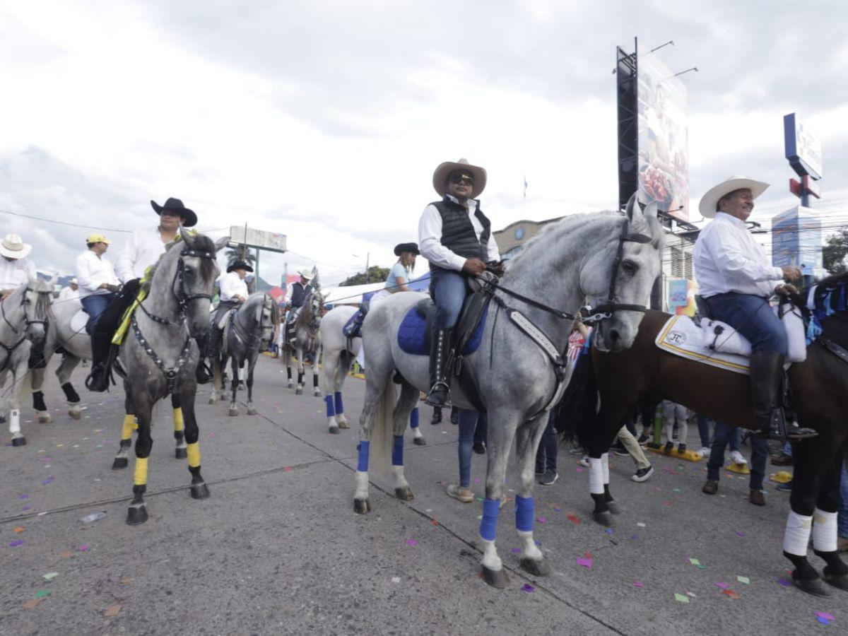 Coloridas carrozas deslumbran en el vibrante Carnaval de Tegucigalpa 2024