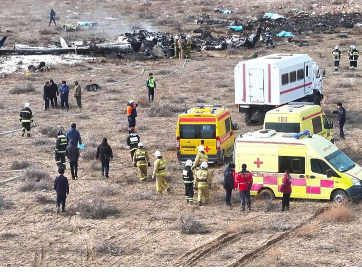 ¡Destruido! Así quedó el avión que se estrelló en Kazajistán con más de 60 personas a bordo