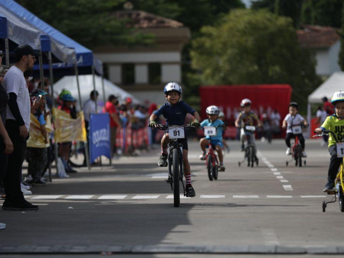 A toda marcha pedalearon niños y niñas en la categoría 5-6 años de la Vuelta Ciclística Infantil