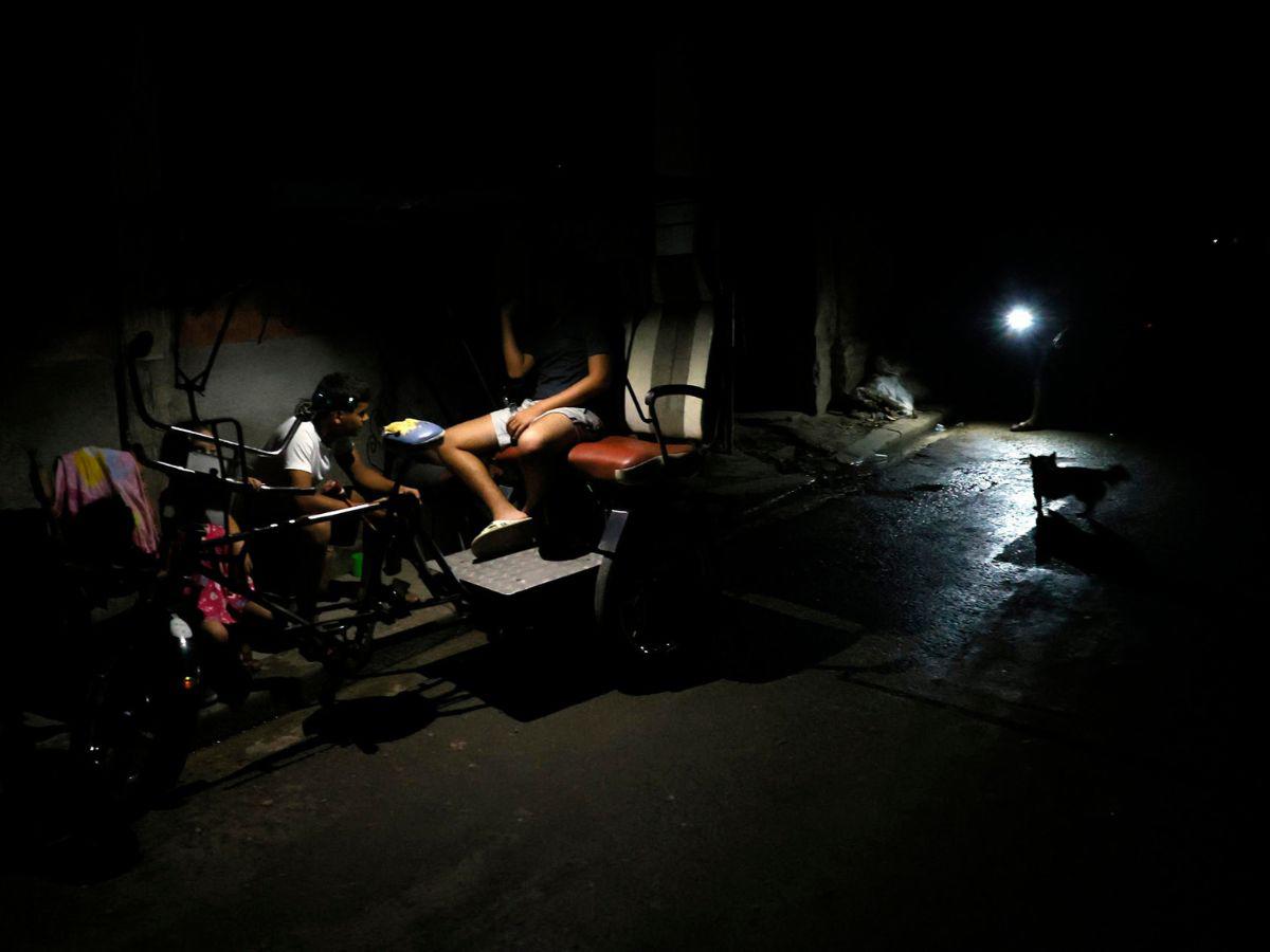 En penumbras pasaron la noche los cubanos por crisis energética