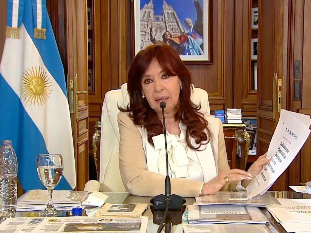 Cristina Kirchner contraataca con denuncia de persecución de la justicia tras pedido de prisión