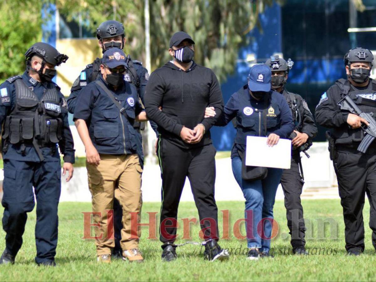 Esposado de manos y pies fue trasladado Matta Waldurraga este viernes.