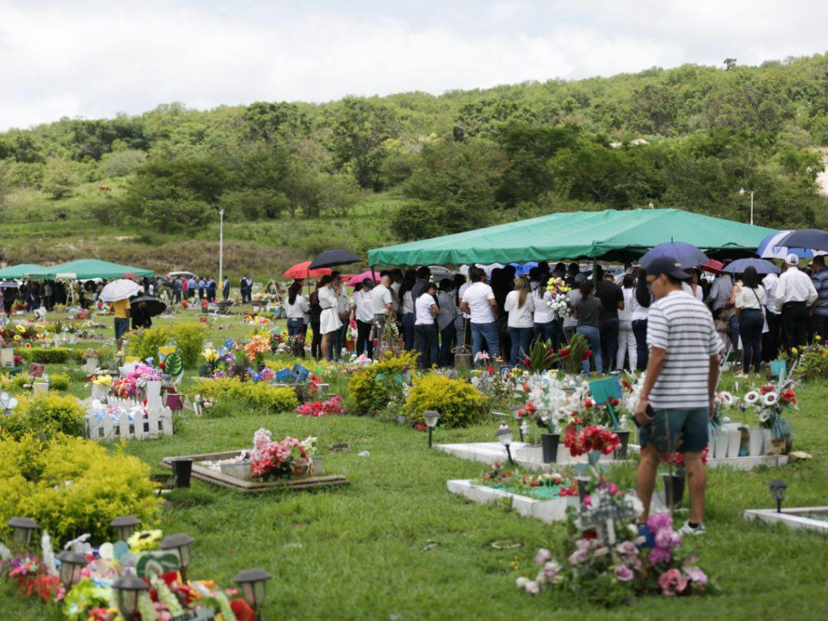 Los entierros de los cuatro jóvenes se realizaron en el mismo cementerio a unos metros unos con otros.