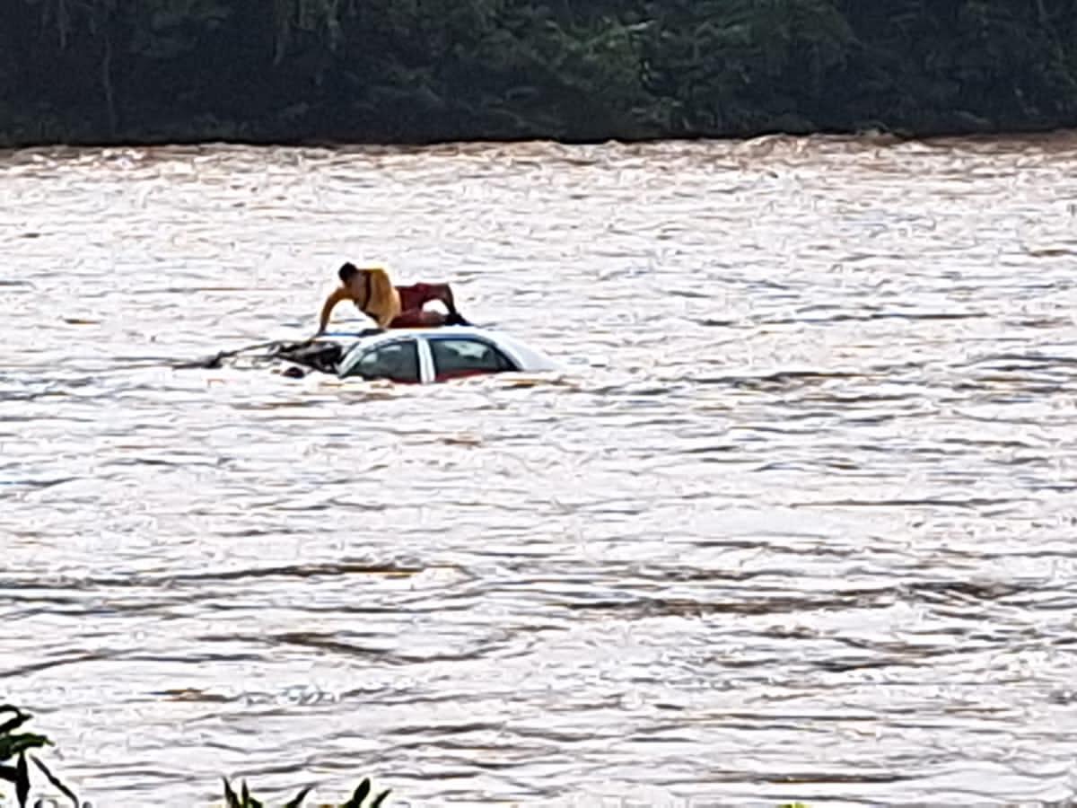 Vehículo es arrastrado por fuerte corriente del Río Cangrejal en La Ceiba