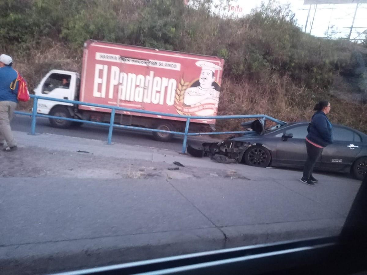 Dos heridos tras brutal colisión de turismo contra barandal en bulevar Fuerzas Armadas