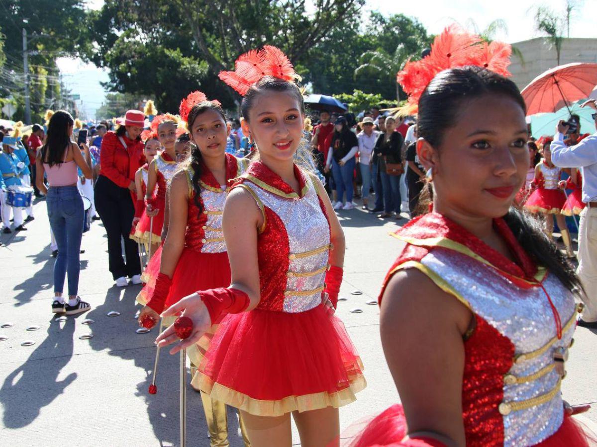 Lindas y adorables, así desfilan las palillonas por las calles de Tegucigalpa