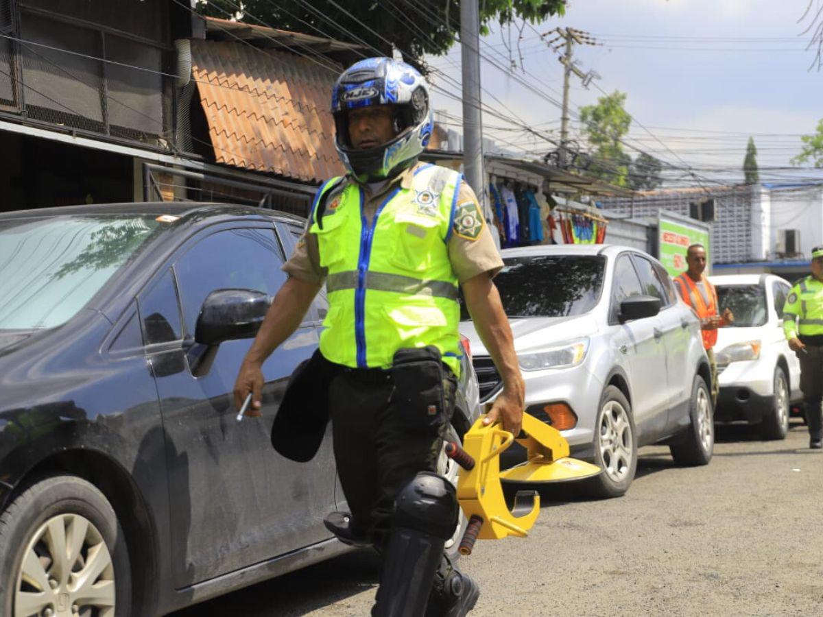 Inician multas a personas que se estacionen mal en San Pedro Sula