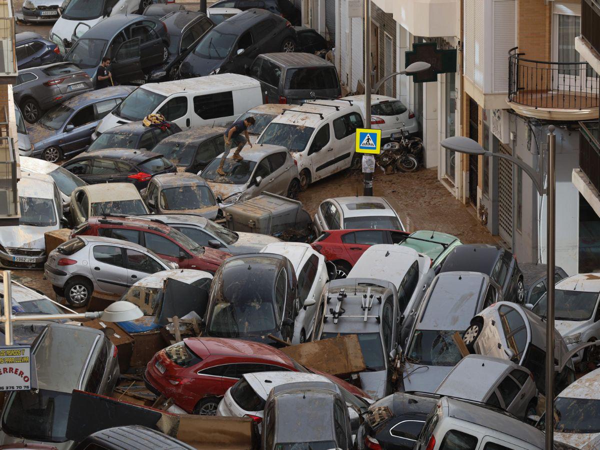 Con decenas de carros apilados en sus calles amaneció Valencia tras el paso de la DANA