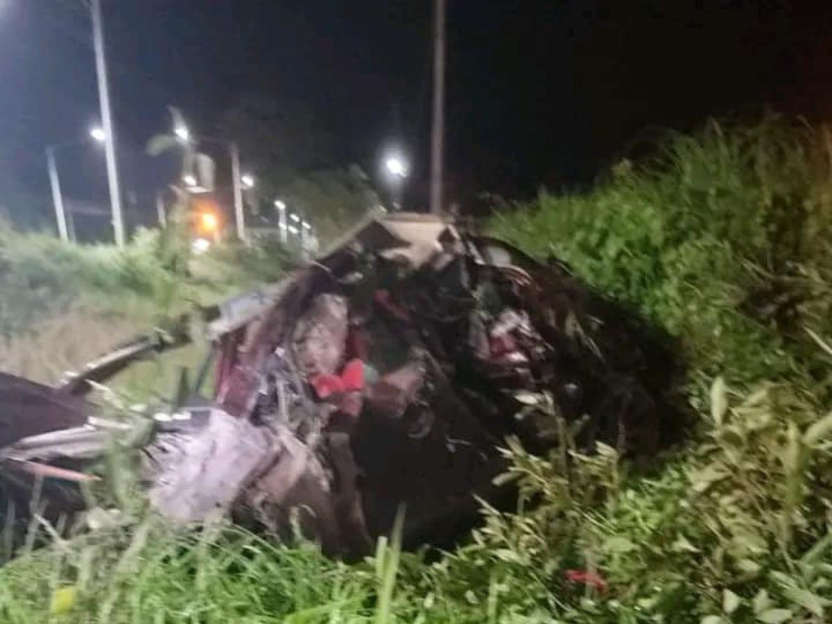 Varias partes del vehículo donde se conducían los jóvenes quedaron dispersas a orilla de la calle.