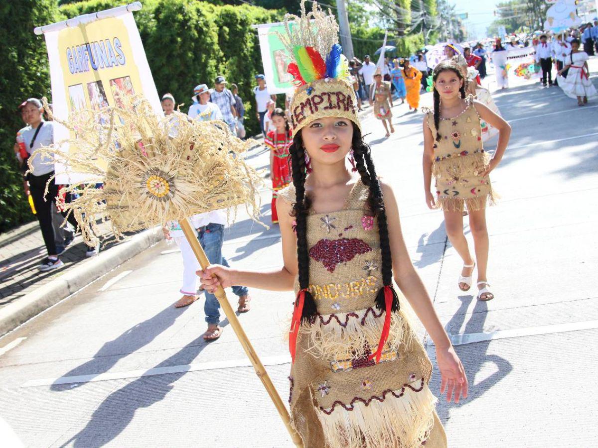 Alumnos de las escuelas muestran su fervor y sus sueños en los 203 aniversario de independencia