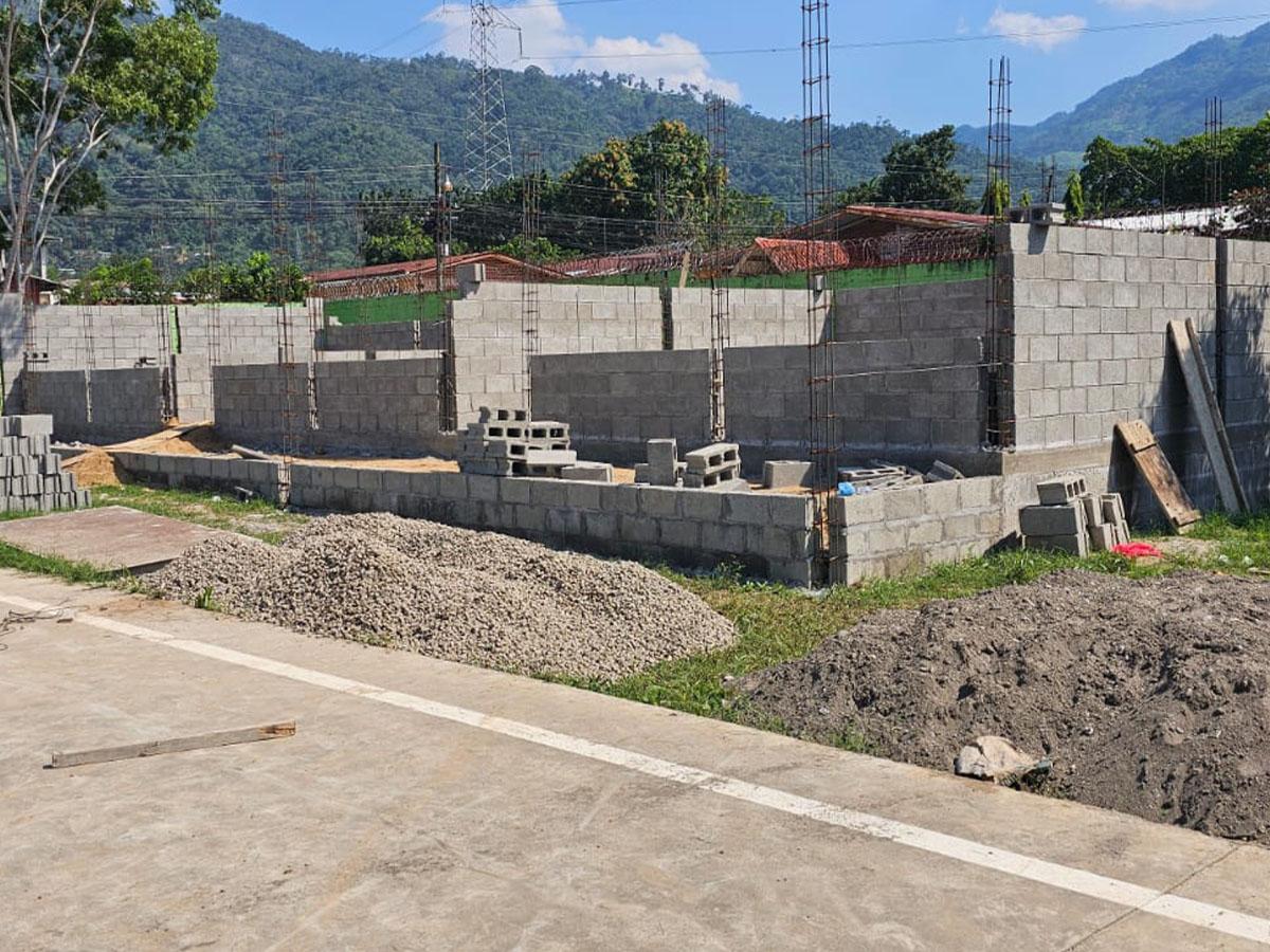 <i>Edificando Sueños: La construcción de aulas para la Escuela José Melecio Velásquez en El Progreso, es una realidad gracias a la colaboración entre Banco Atlántida y Students Helping Honduras.</i>