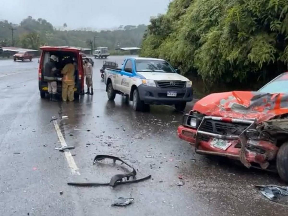 El automotor rojo quedó completamente destruido en su parte frontal.