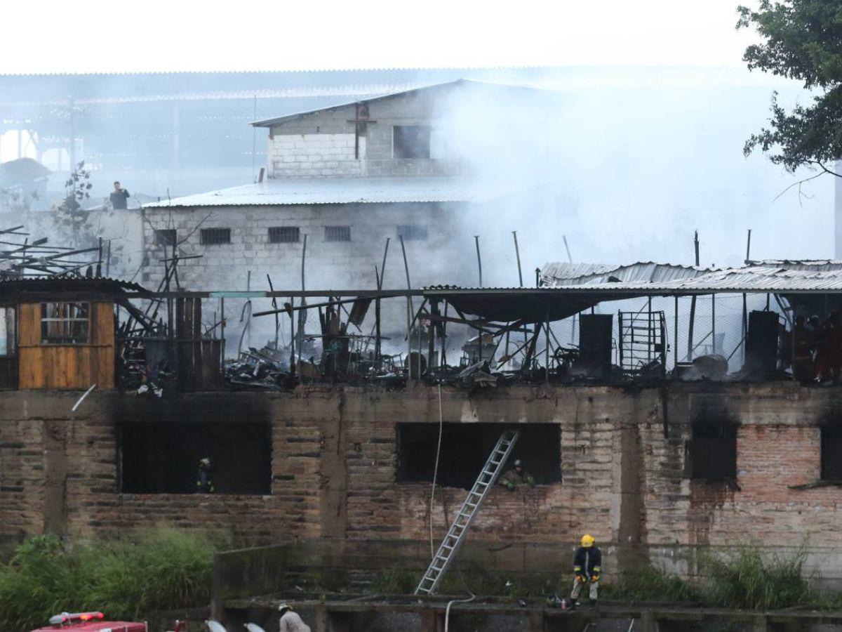 ¡Negocios calcinados! Lágrimas y desesperación: vendedores se enfrentan a la tragedia del incendio