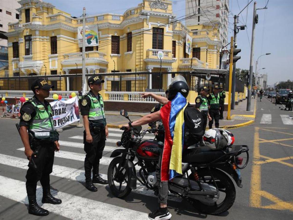 Lágrimas de impotencia y cadenas: venezolanos por el mundo protestan contra investidura de Maduro