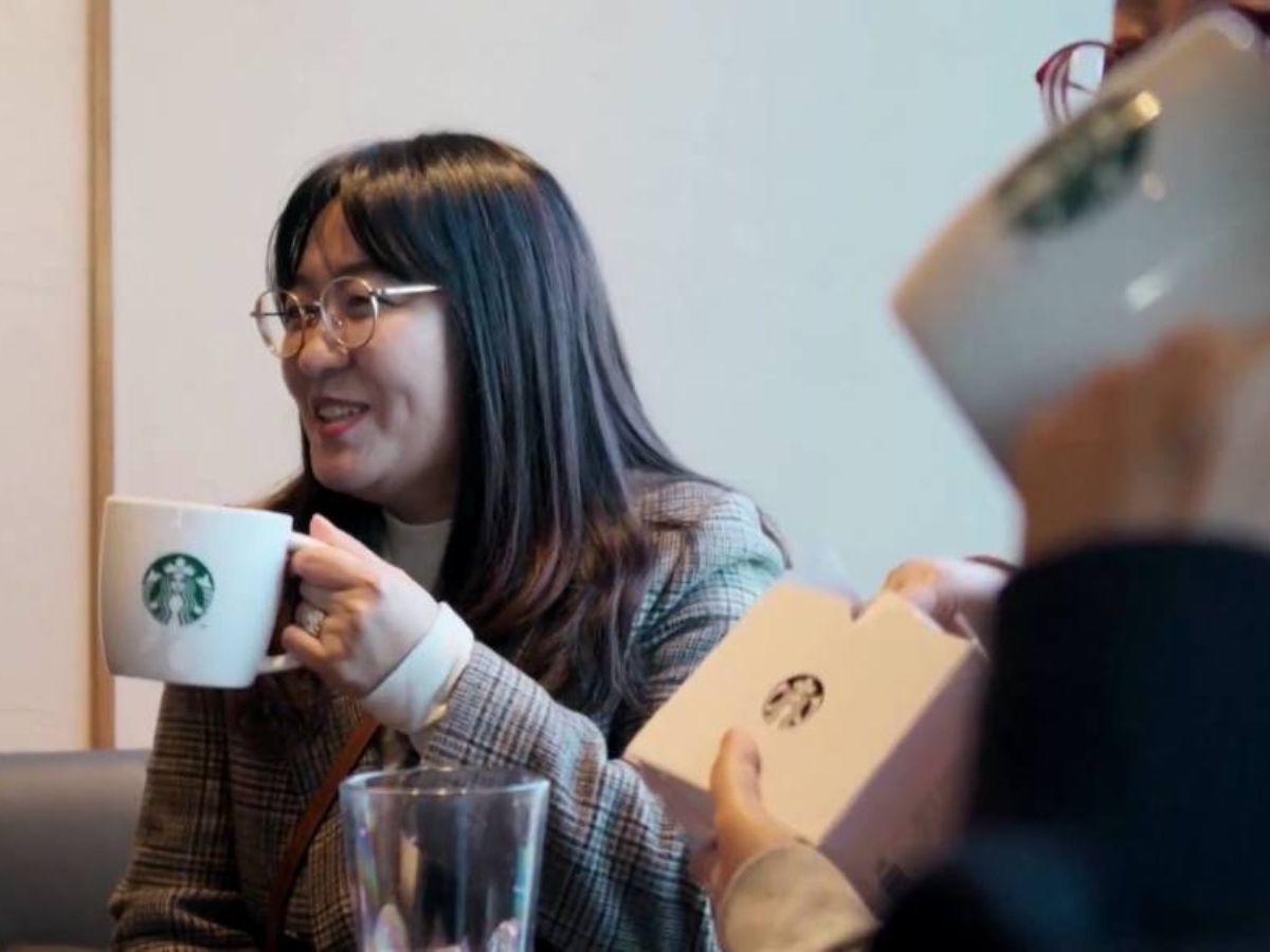 Starbucks desde su nueva cafetería en Corea del Sur ofrece un vistazo a la vida norcoreana