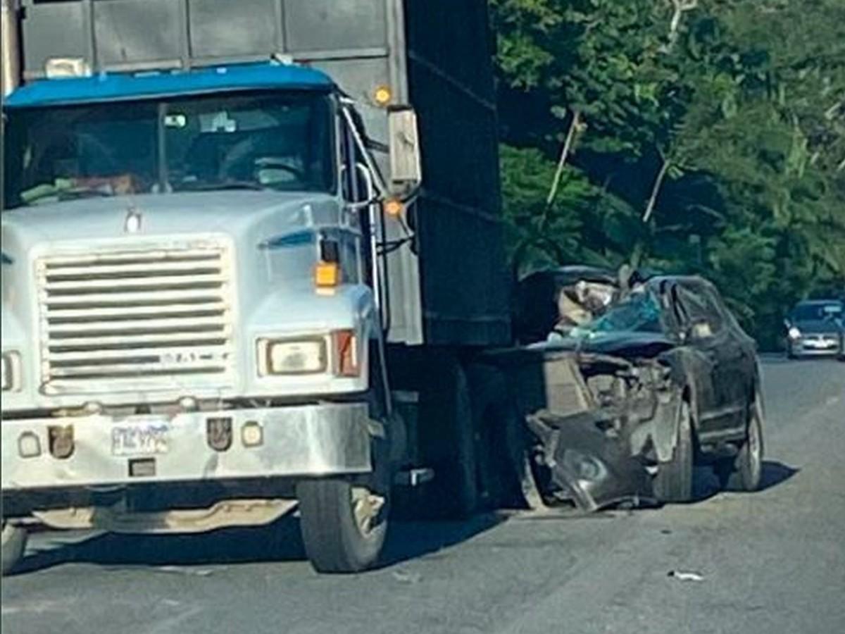 La camioneta habría impactado en alta velocidad en la parte trasera de la volqueta.