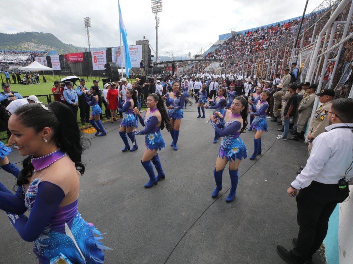 Bellas y radiantes: palillonas del Instituto Central se lucen en los desfiles patrios 2024