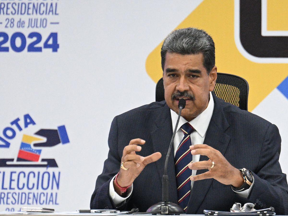 Maduro denuncia que “se está intentando imponer un golpe de Estado”