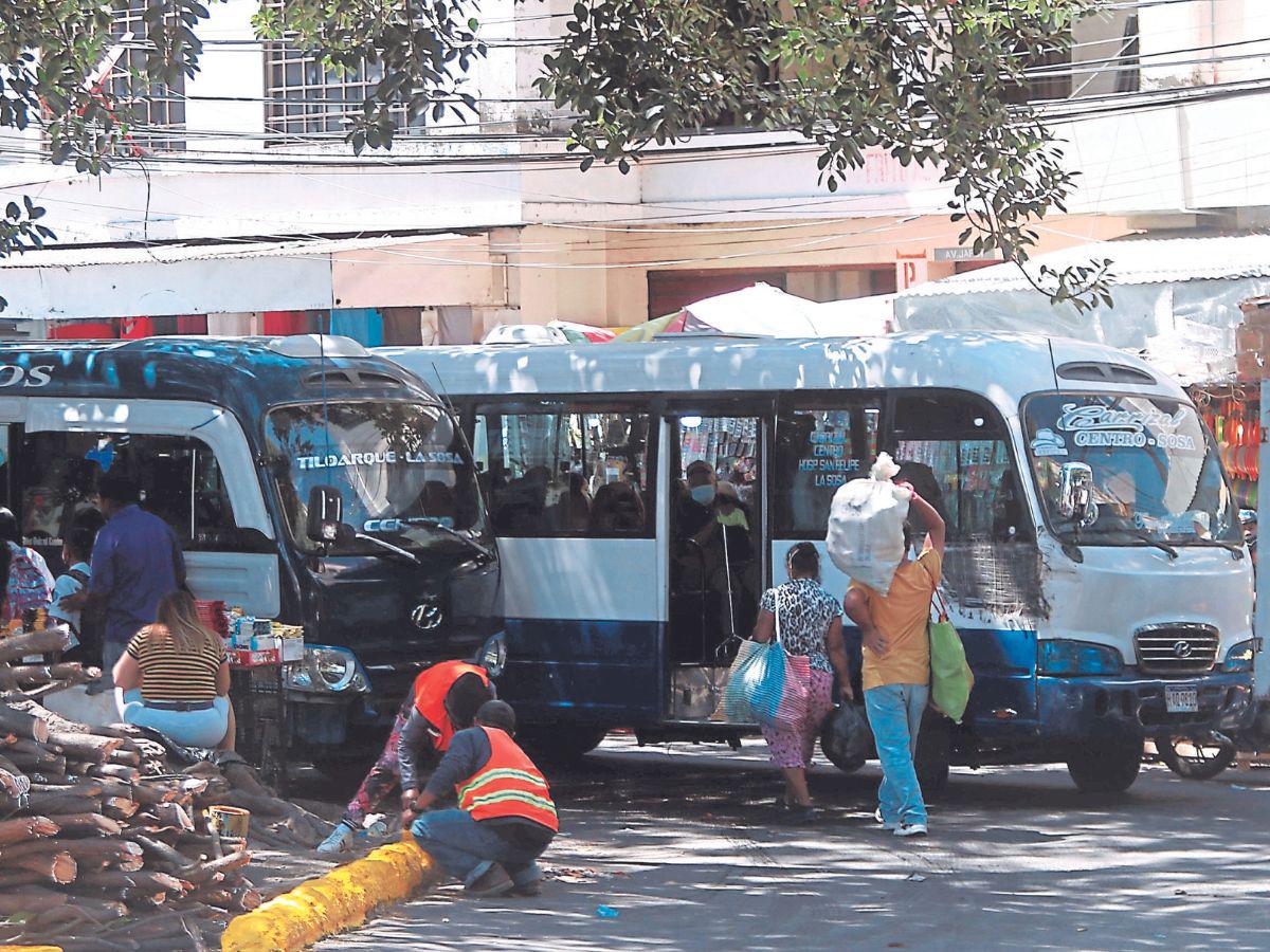 En cualquier lugar y circunstancia, conductores permiten a pasajeros que aborden sus unidades.