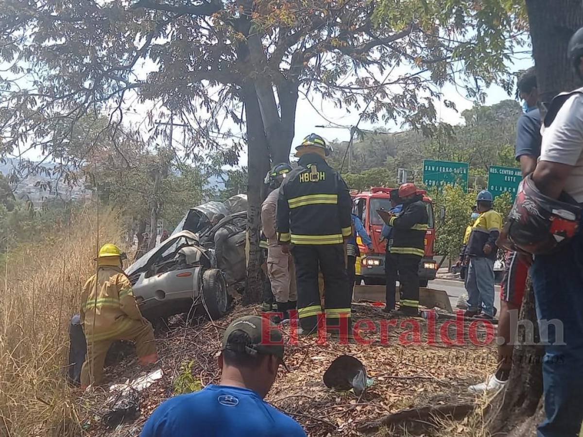 Equipos del cuerpo de Bomberos realizaron trabajos de extricamiento para poder sacar el cuerpo del conductor.