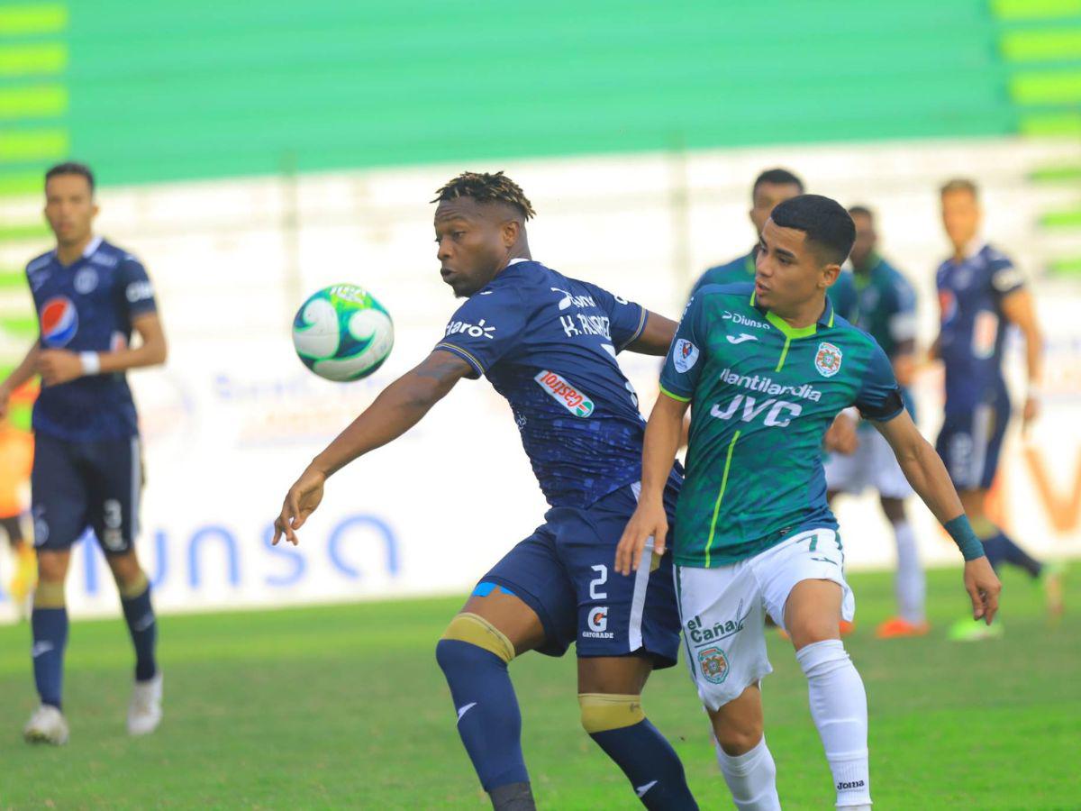 Esta fue una de las jugadas polémicas del partido donde los futbolistas de Marathón reclamaron penal.