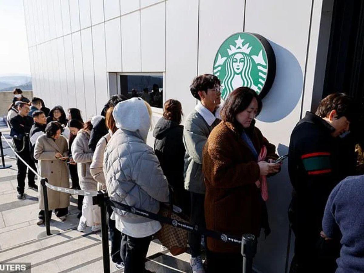 Starbucks desde su nueva cafetería en Corea del Sur ofrece un vistazo a la vida norcoreana