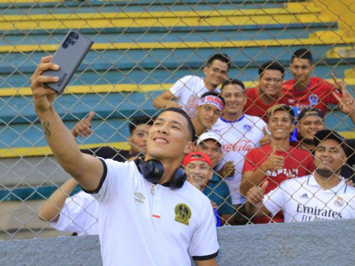 Pese a provenir del clásico rival, Kevin López ha tenido una gran aceptación de parte de la hinchada olimpista.