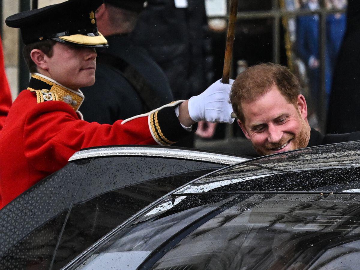 Harry no llegó al Palacio de Buckingham. Tras la ceremonia se dirigió al aeropuerto para tomar un avión rumbo a California.