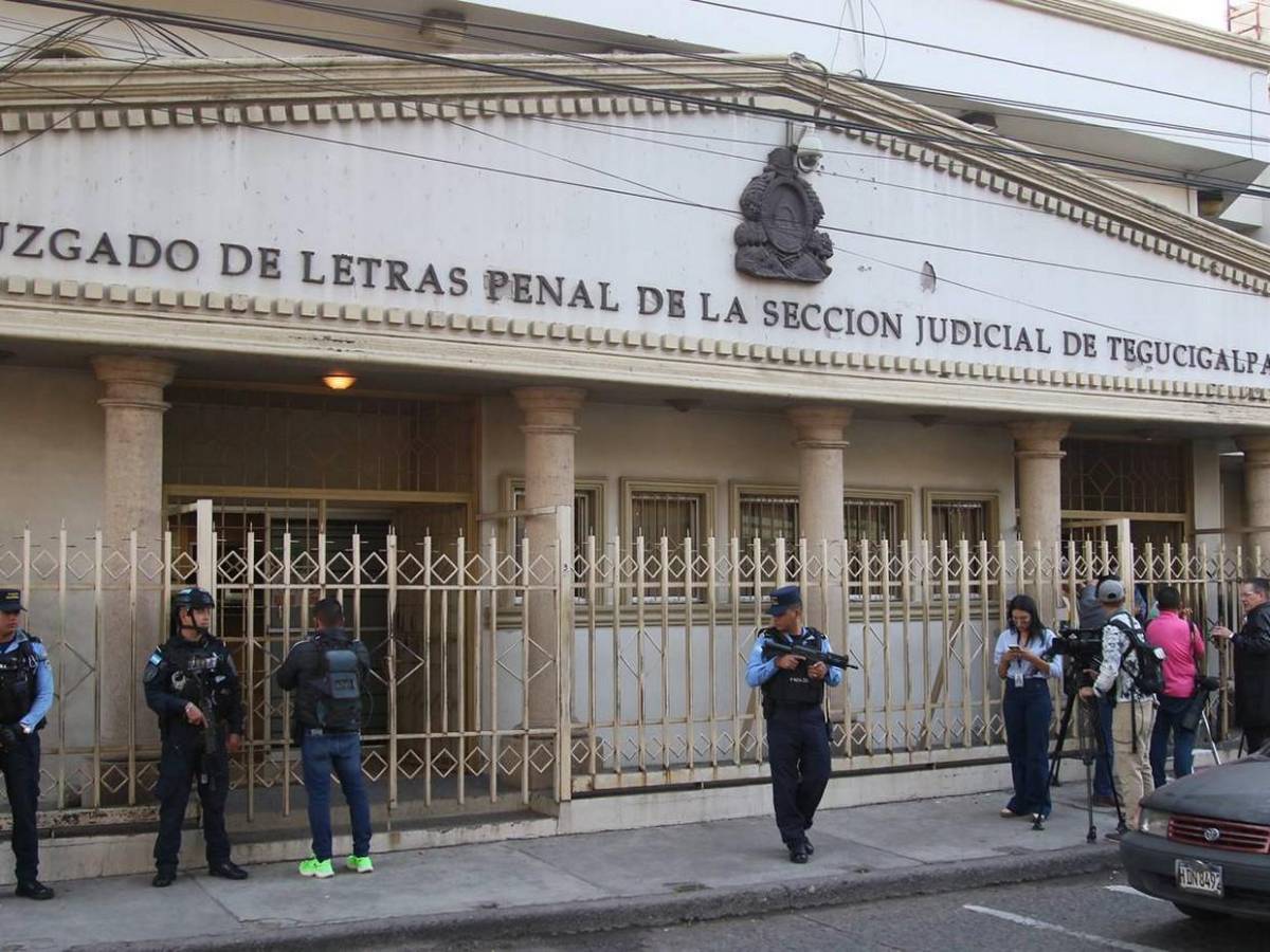 Entre protestas y resguardo policial celebran audiencia inicial contra Romeo Vásquez