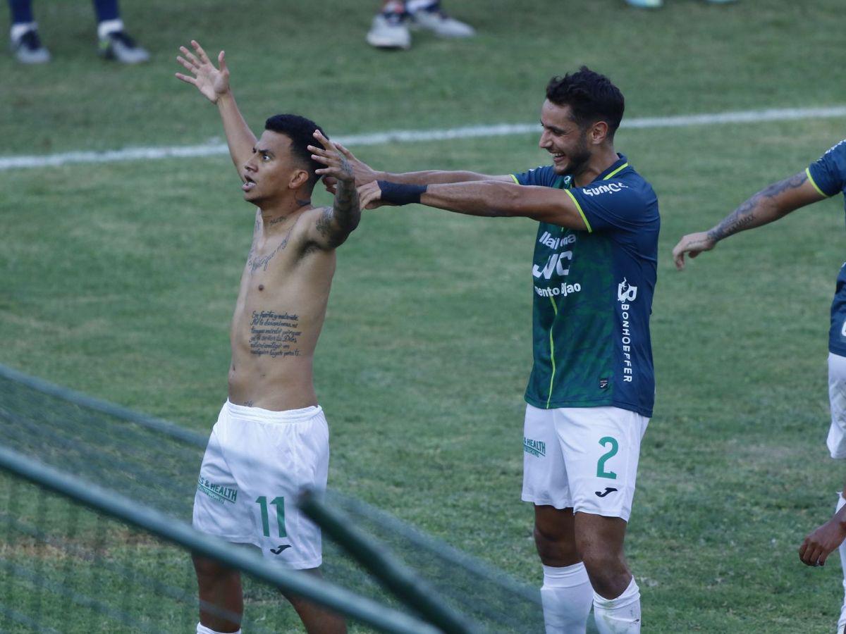 El Pibe celebrando su gol ganador.