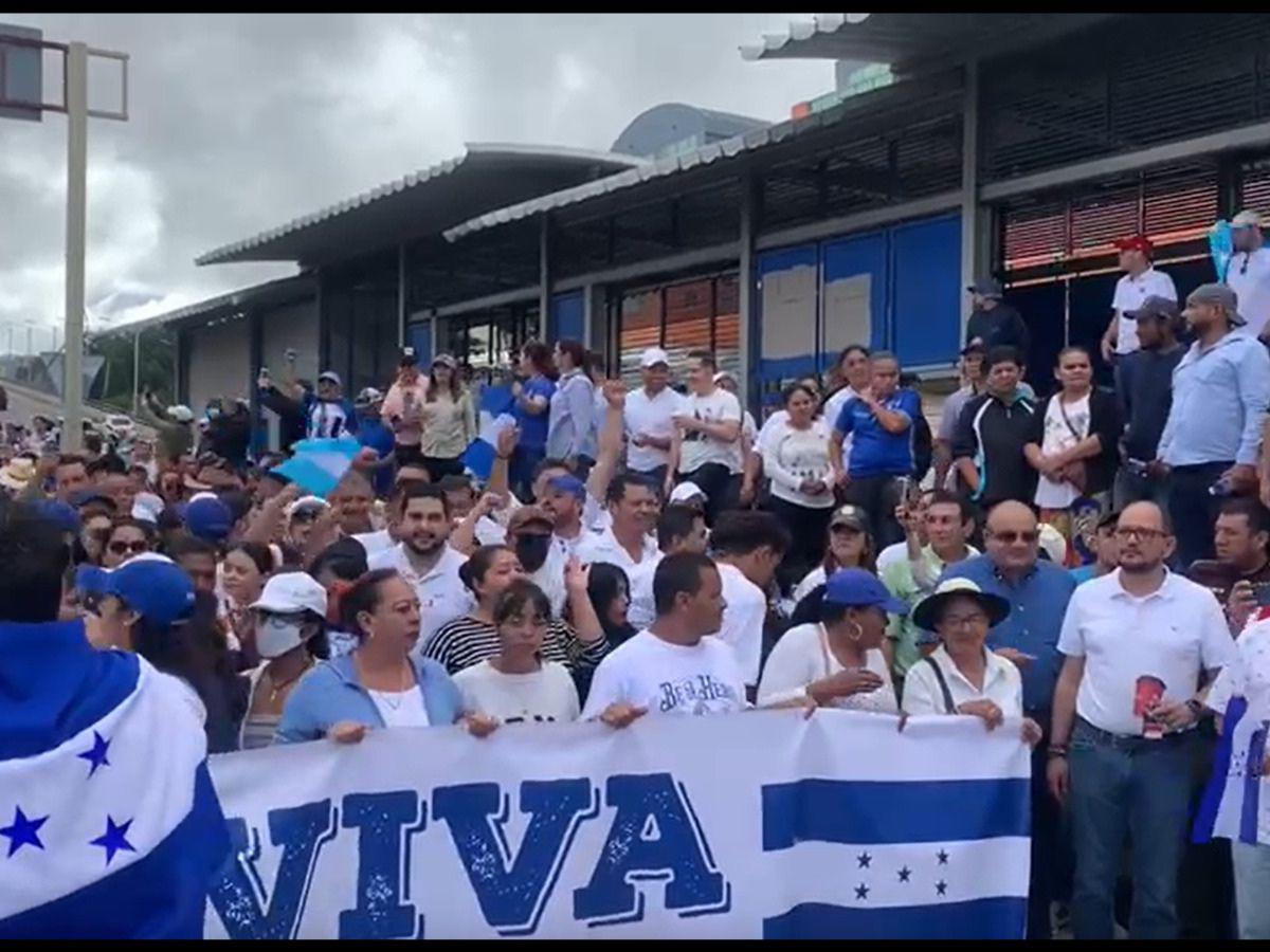 Encapuchados lanzan gas lacrimógeno durante “Gran Marcha por Honduras”