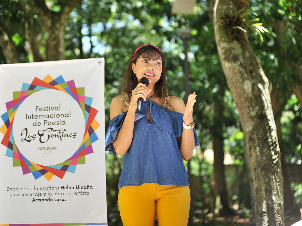 El Festival de Los Confines es actualmente la plataforma cultural más grande de Honduras. En la foto, Yolany Martínez expresa unas palabras tras ganar la tercera edición del concurso.