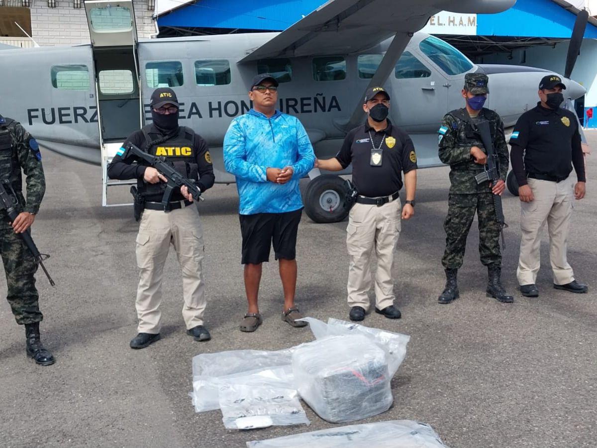 Llega a Tegucigalpa capitán de embarcación capturado con droga en La Mosquitia