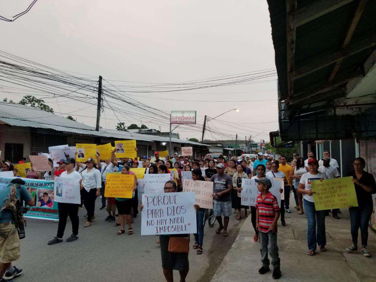 Con marcha claman justicia en desaparición de pareja y taxista tras salir a vender un carro en San Pedro Sula