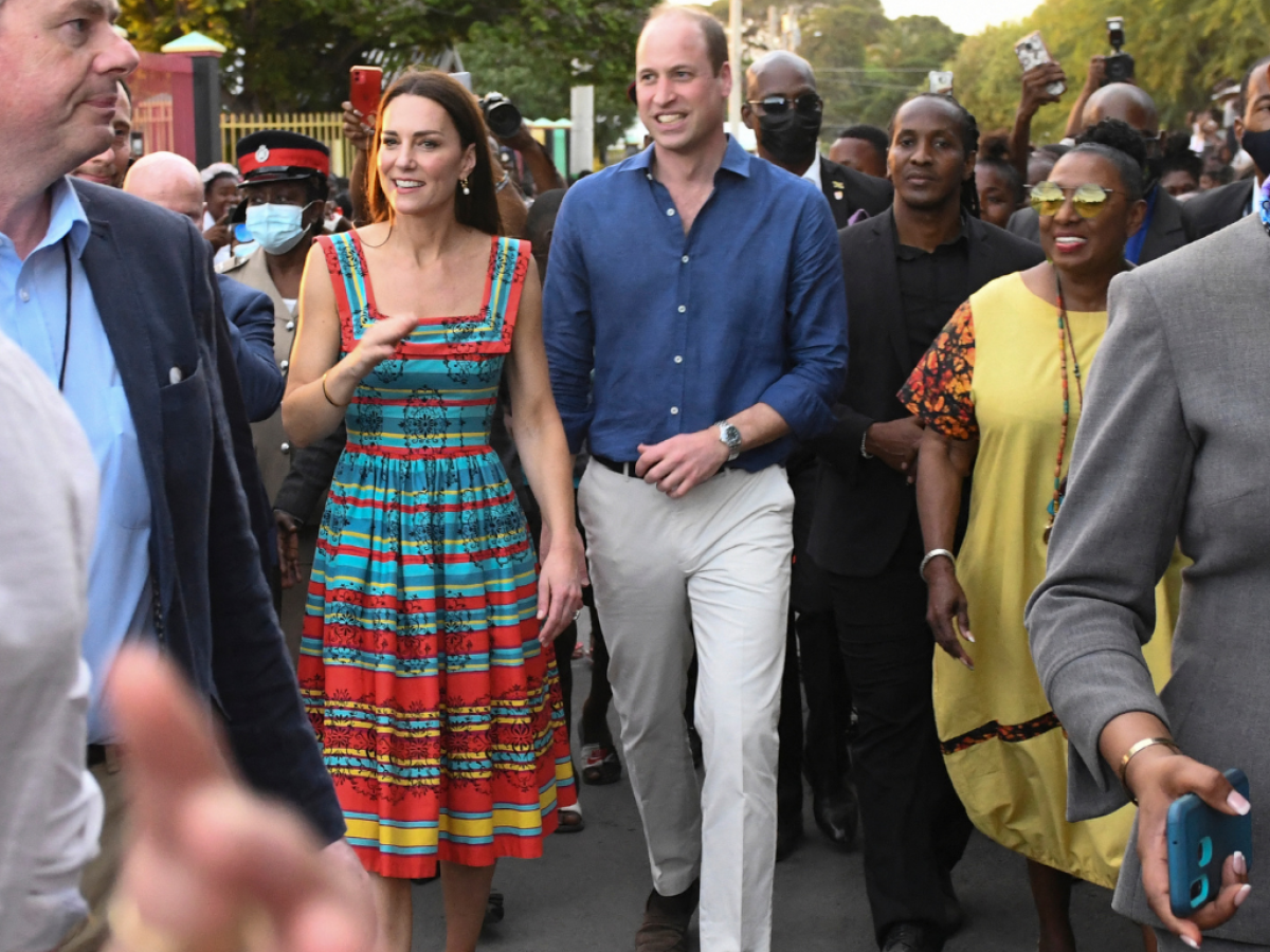 Entre protestas en su contra, príncipe William y Kate llegan a Jamaica