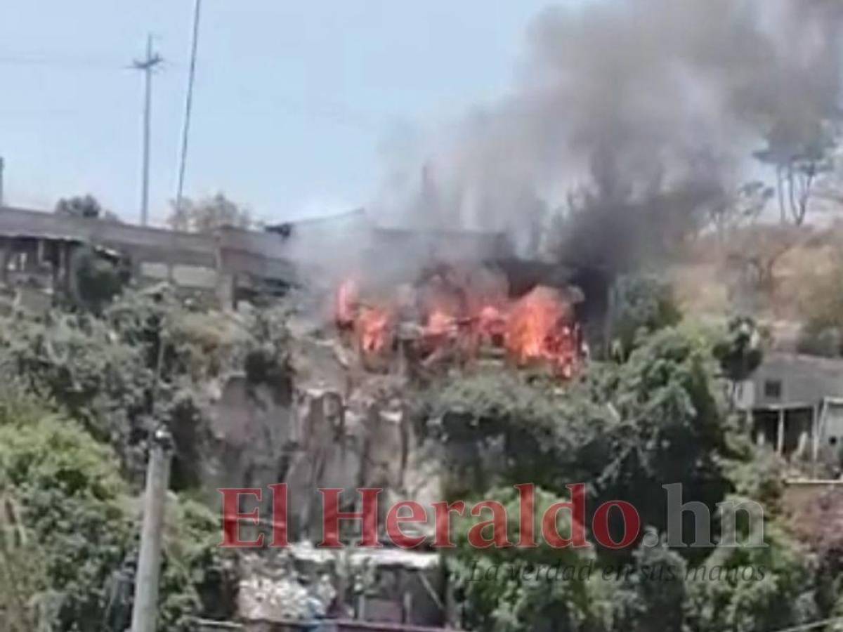 Incendio destruye vivienda en la colonia 1 de Diciembre