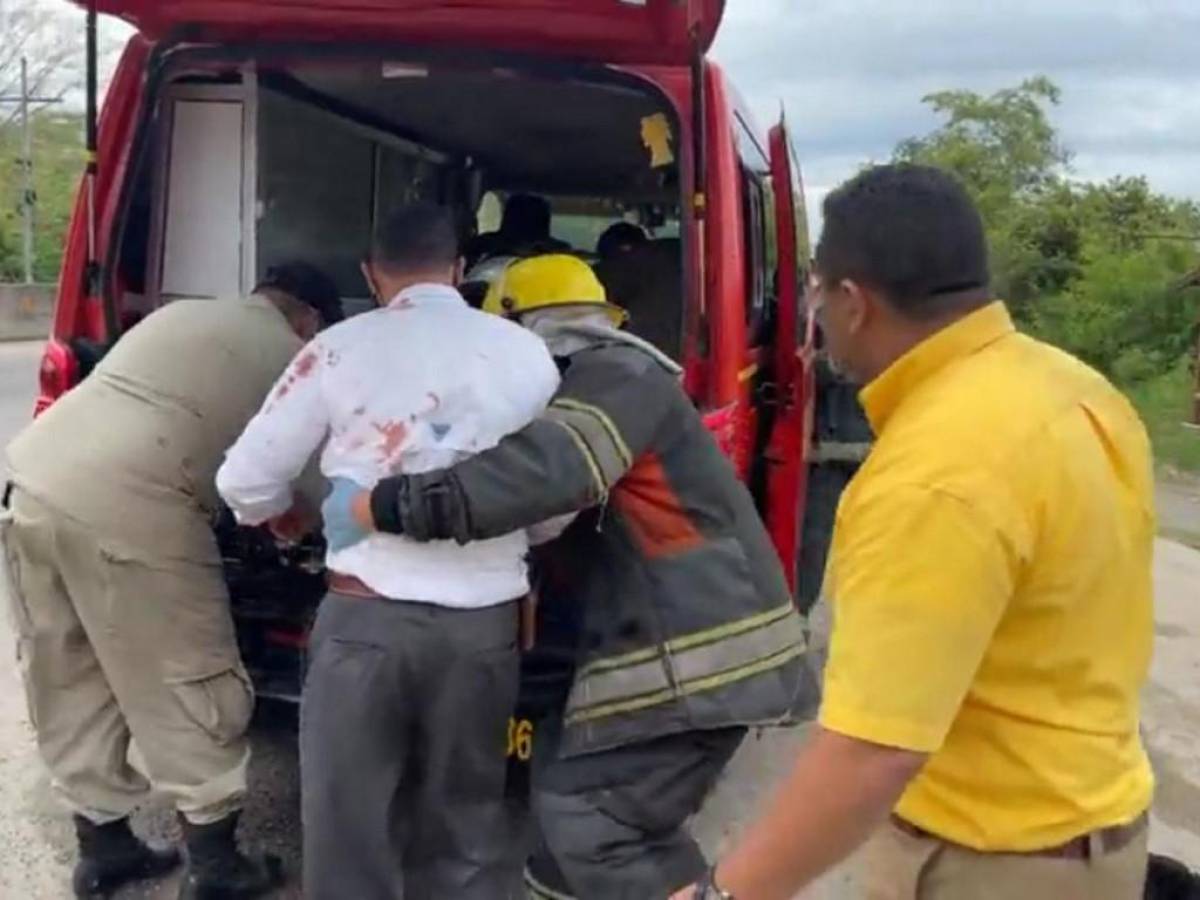 Momento en que los heridos eran trasladados a bordos de las ambulancias que llegaron al lugar.