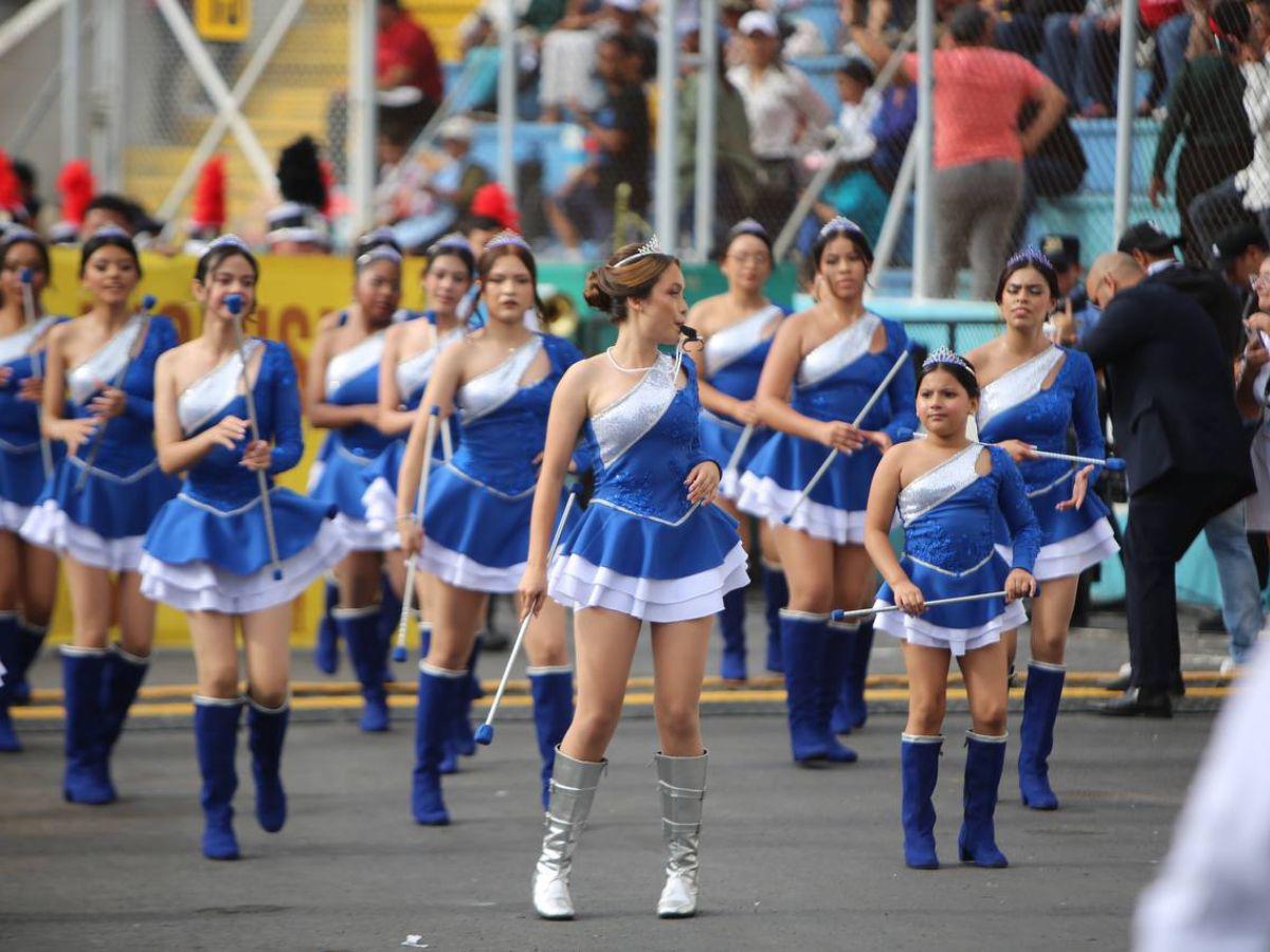 Bellas palillonas del Instituto  Pineda Ugarte se roban las miradas en el Estadio Nacional