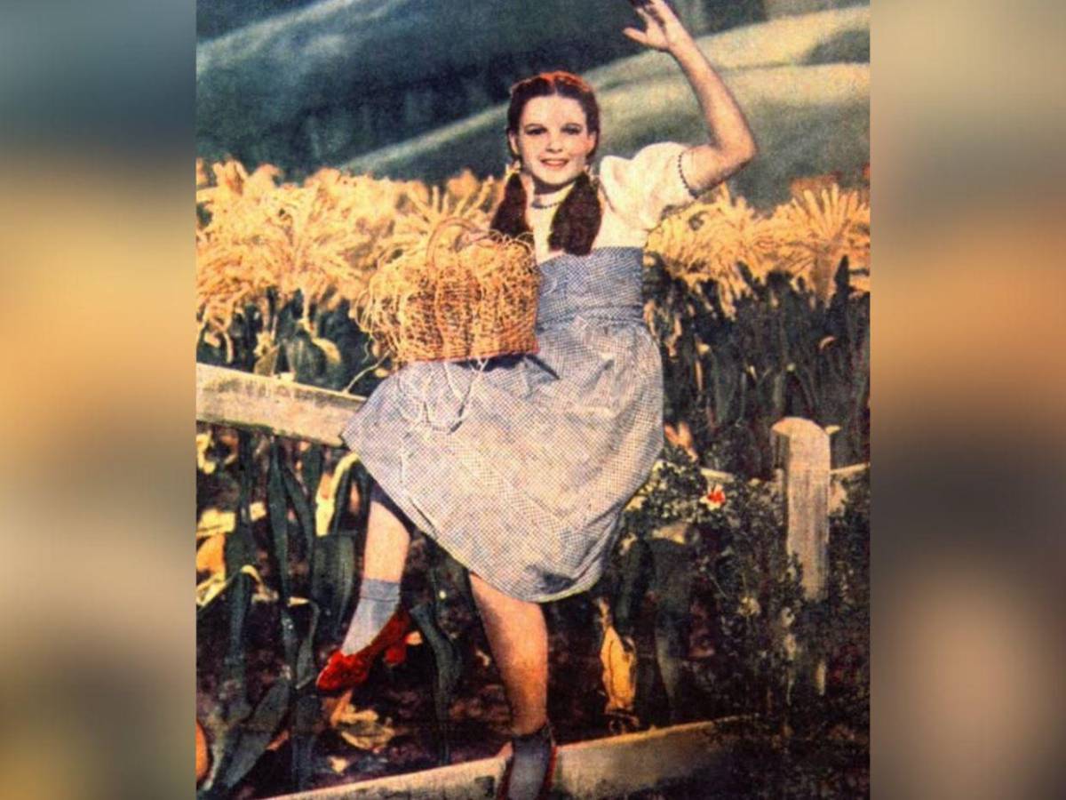 De seda y lentejuelas, subastan los zapatos rubí de Dorothy de El Mago de Oz