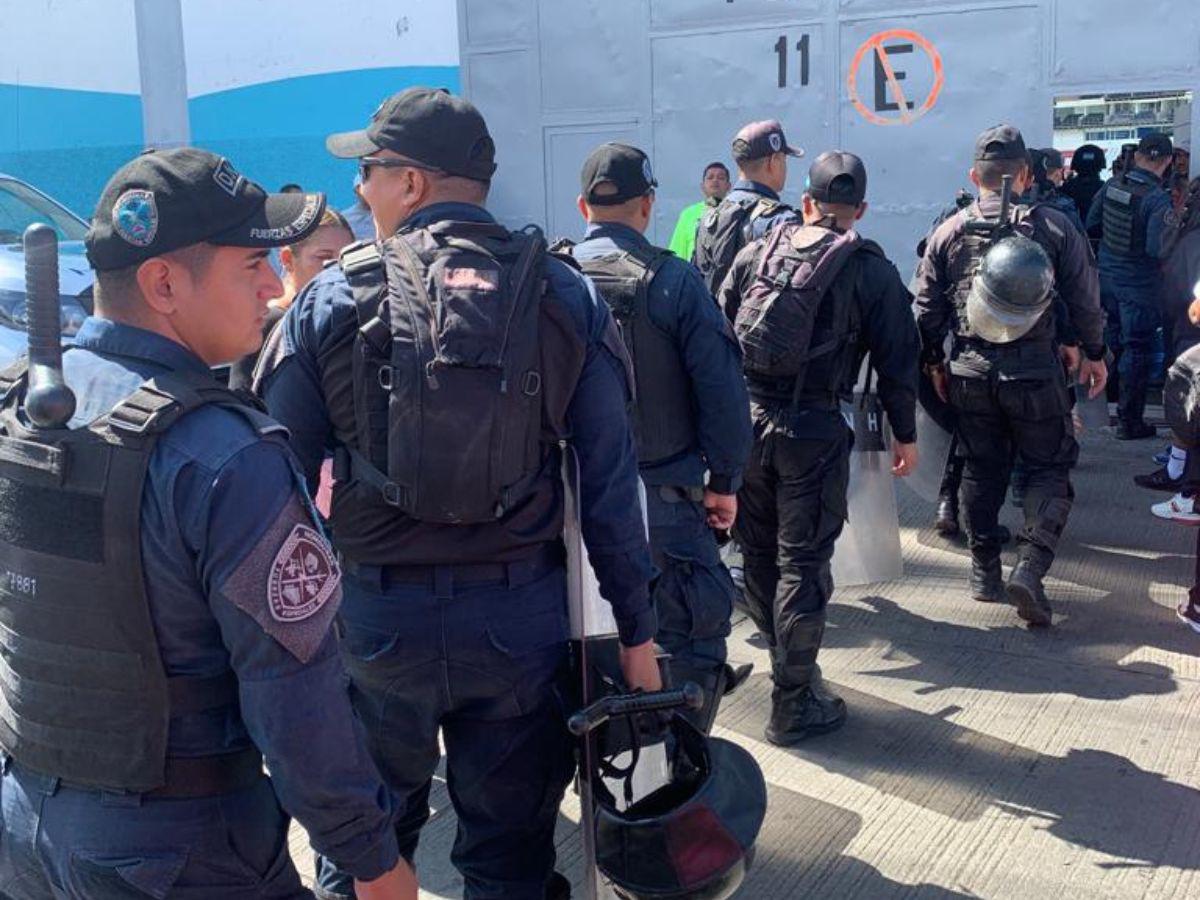 “Los Cobras” llegando al Estadio Nacional.