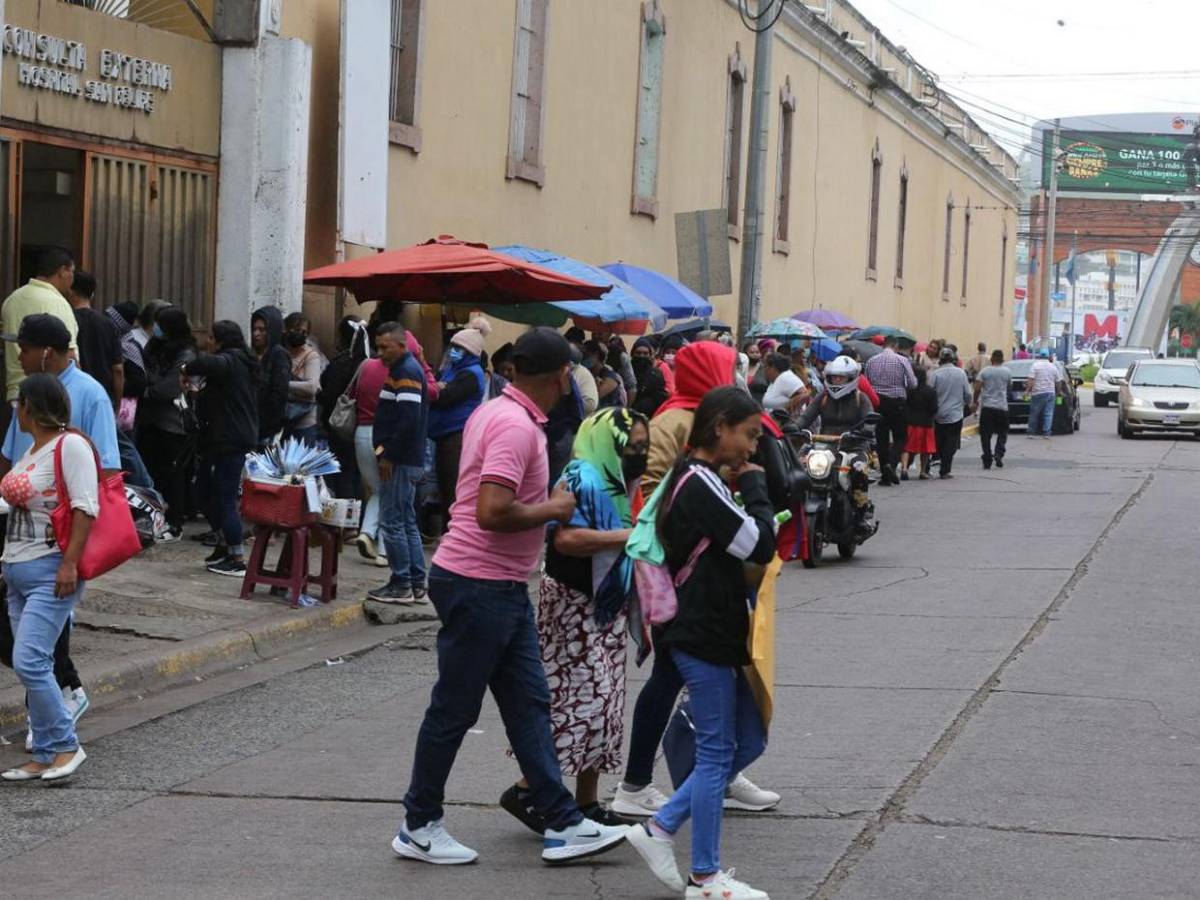 Largas filas y frustración: drama de pacientes que buscan una cita médica en Hospital San Felipe