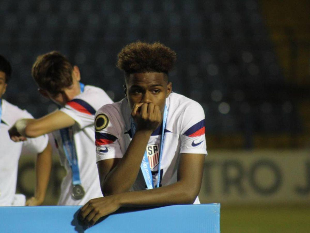 El joven canterano del Liverpool terminó muy triste luego de no poder quedar campeón.