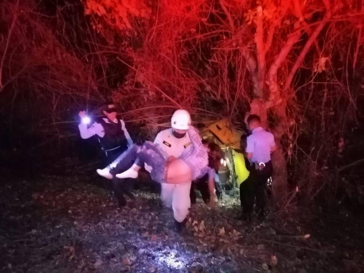 Cuatro adultos y dos niños heridos deja volcamiento de busito en Santa Bárbara