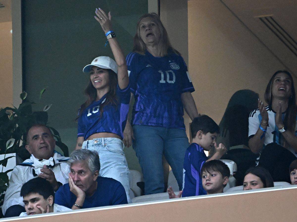 Antonela y Celia se han sumado a las gargantas que alientan este domingo a la Albiceleste.