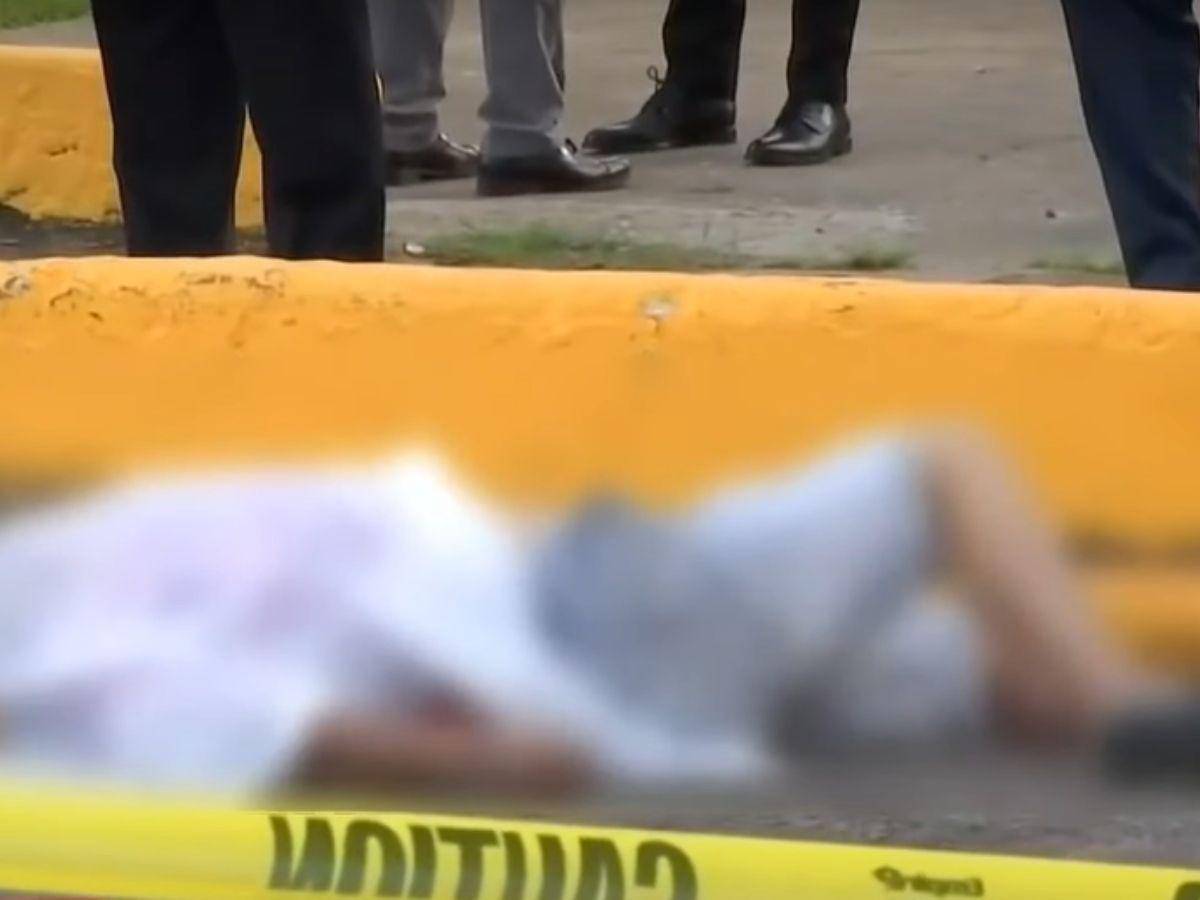 El cuerpo del salsero quedó tendido en la calle. Se desconocen aún las causas de su muerte.