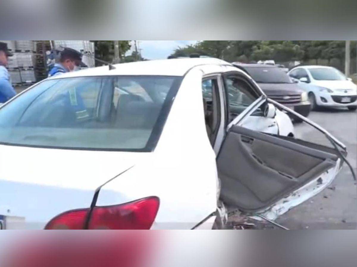 Así quedó uno de los vehículos afectados durante el accidente en la colonia Suyapa de San Pedro Sula.