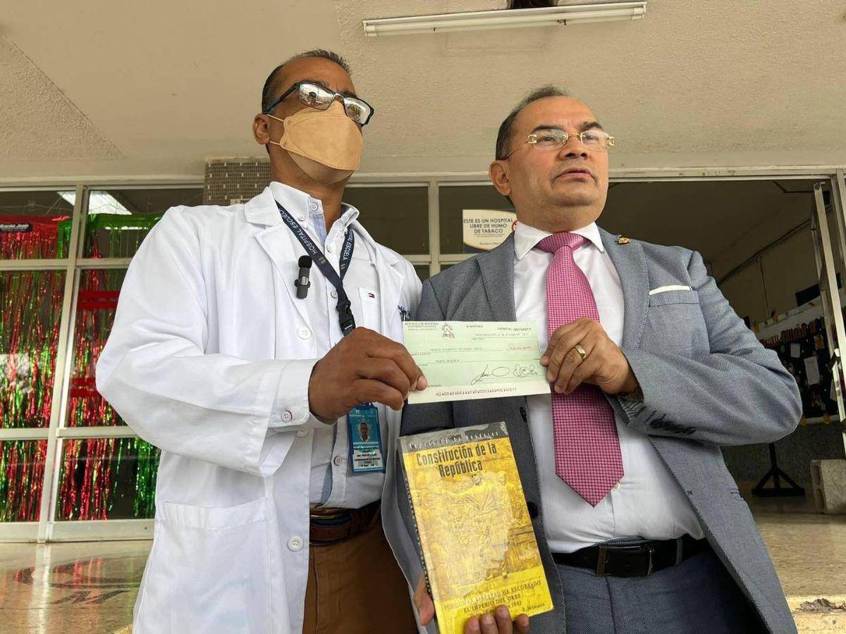 Así entregó Chirinos el cheque al Hospital Escuela.