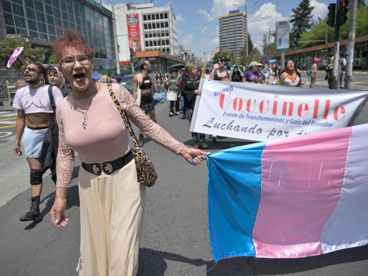 Con marcha conmemoran despenalización de la homosexualidad en Ecuador